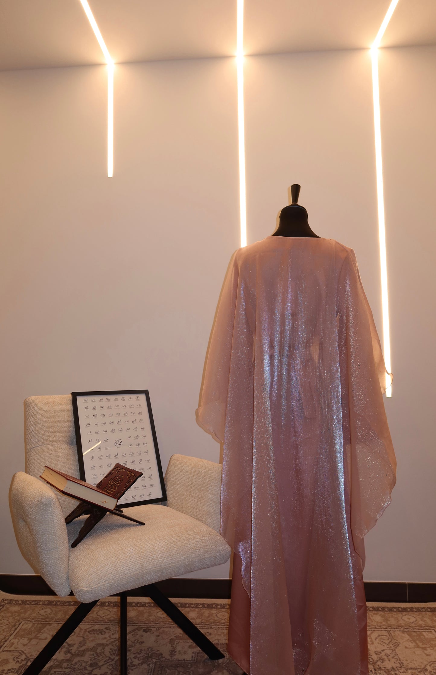 Abaya mit glänzendem Cape