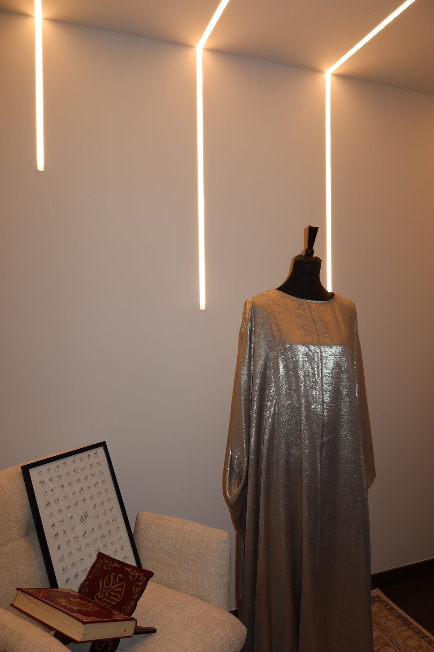 Glänzende Abaya mit Schmetterlingsärmeln