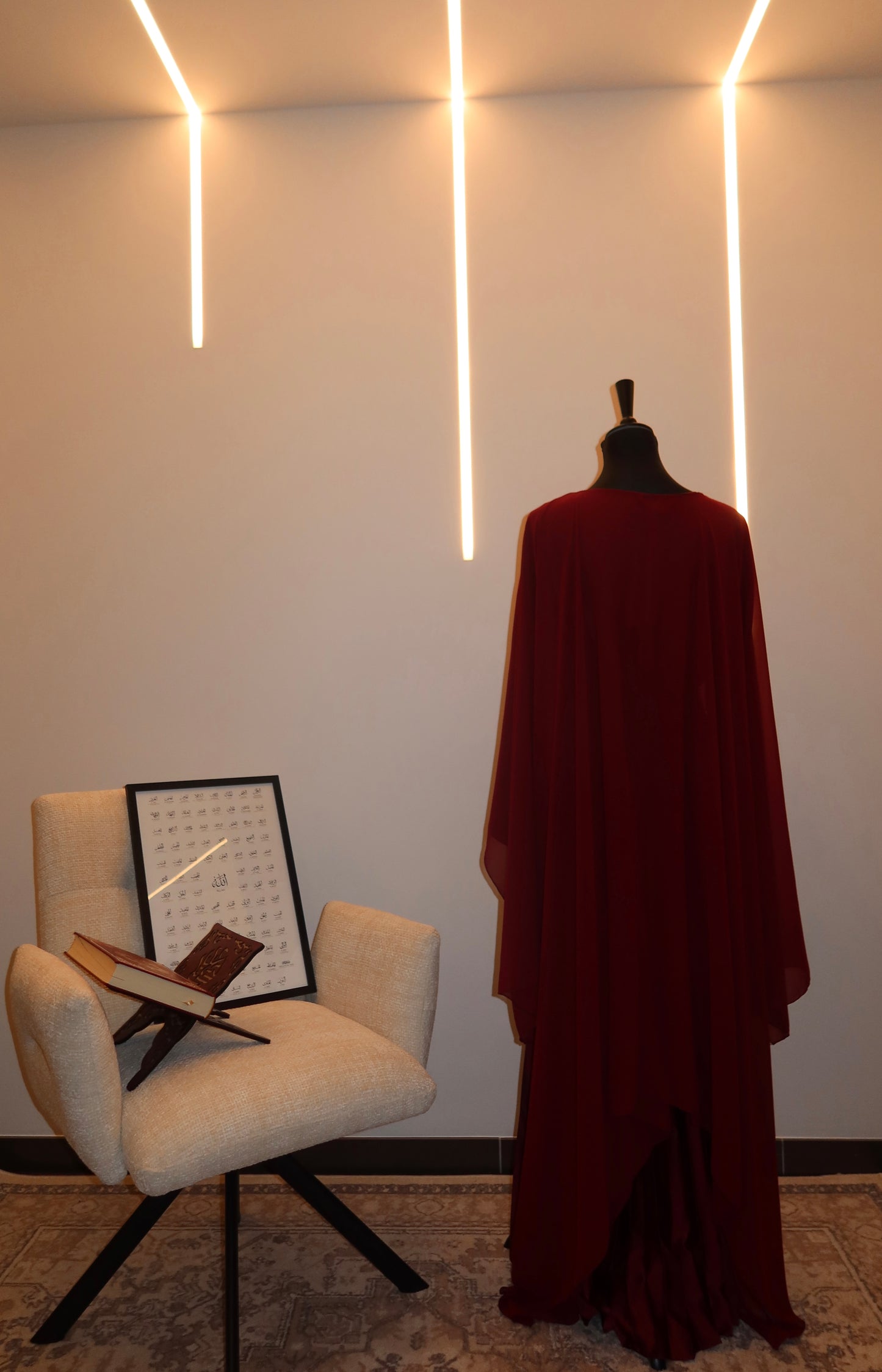 Plissiertes Kleid mit Cape