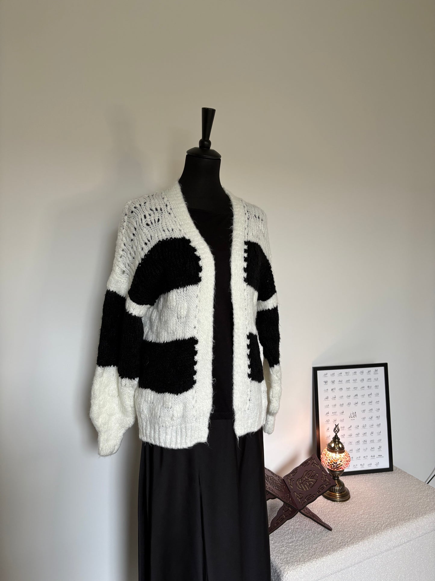 Kurze, gestreifte Strickjacke
