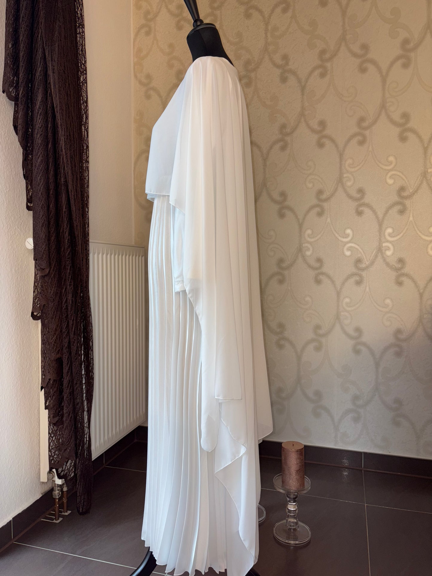 Plissiertes Kleid mit Cape