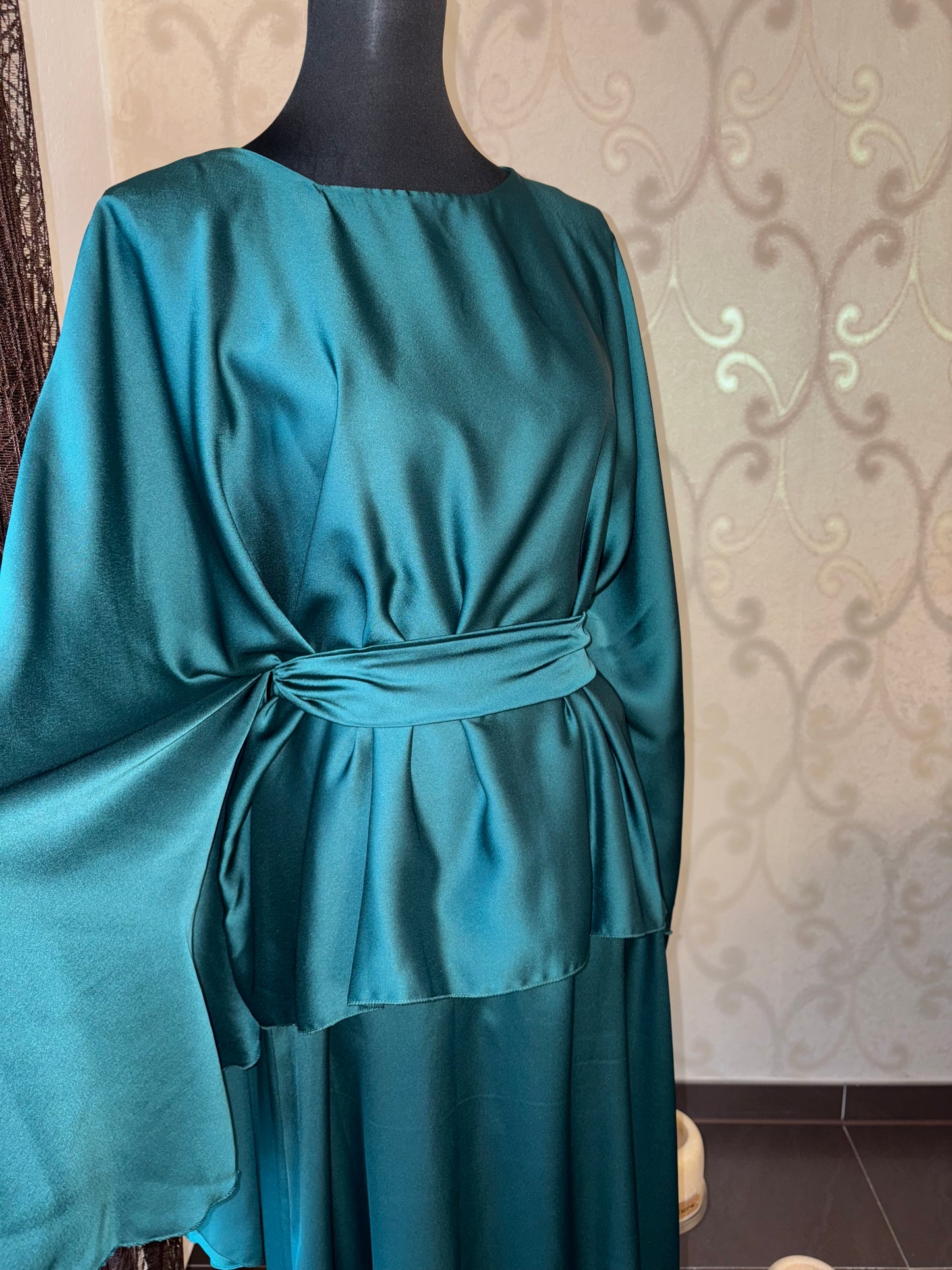 Grünes Satinkleid mit Gürtel
