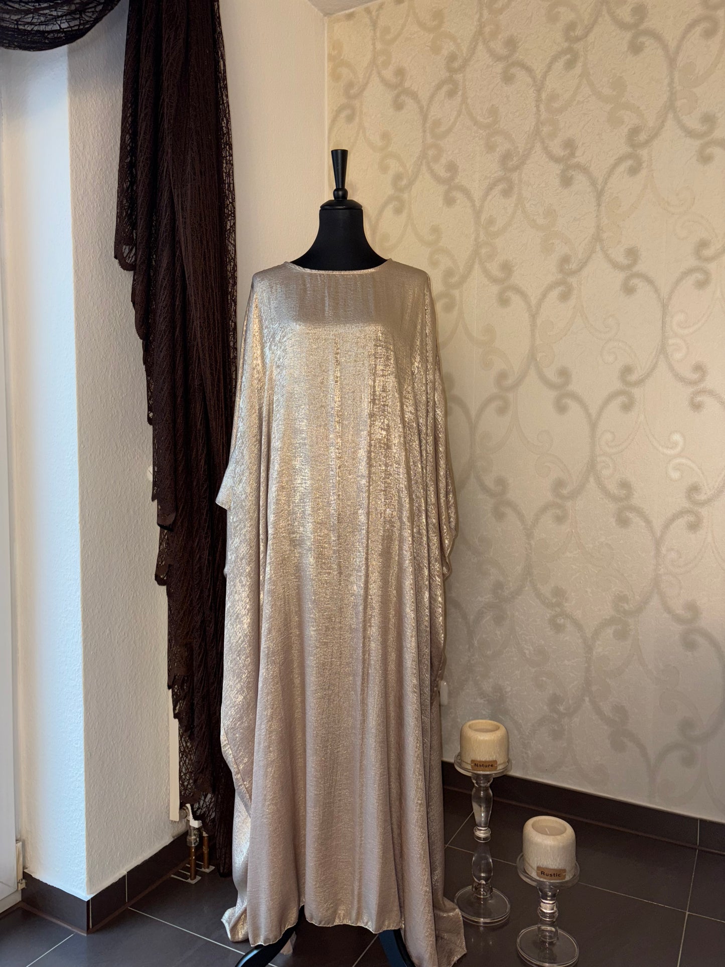 Glänzende Abaya mit Schmetterlingsärmeln