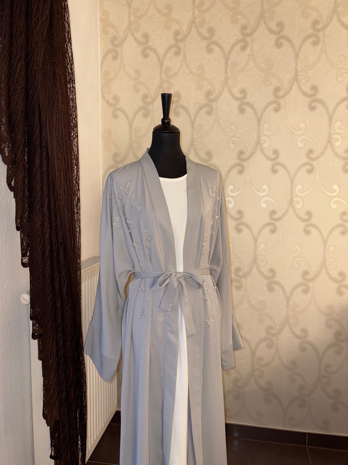 Kimono mit bestickten Blumen