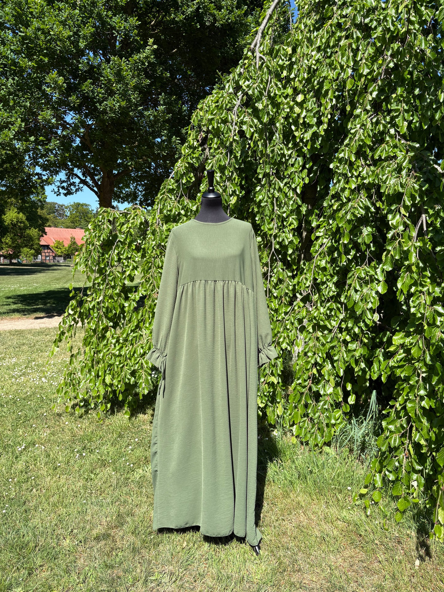 Schlichte Abaya mit Schleifen