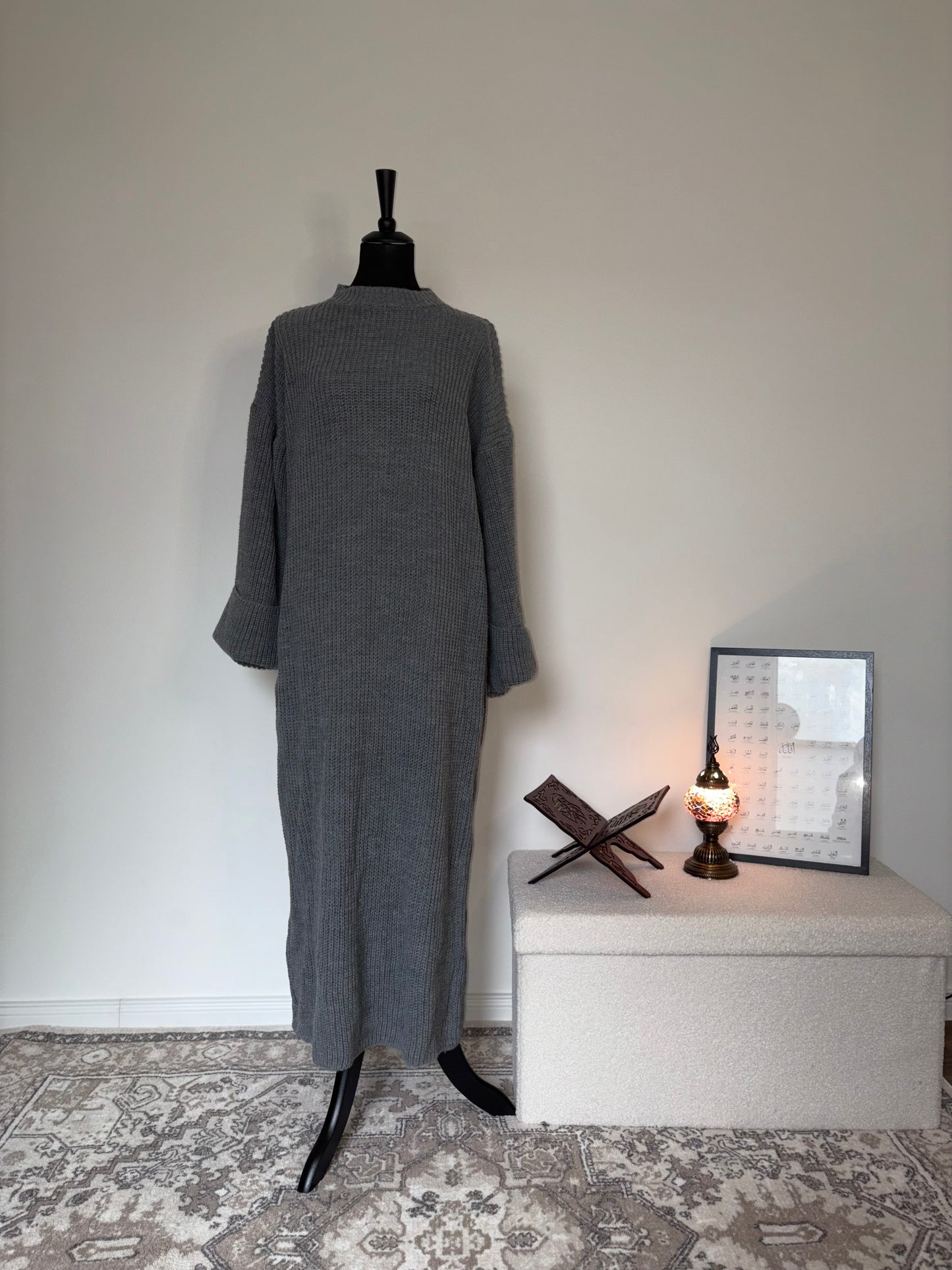 Dickes Maxikleid mit überlappten Ärmeln