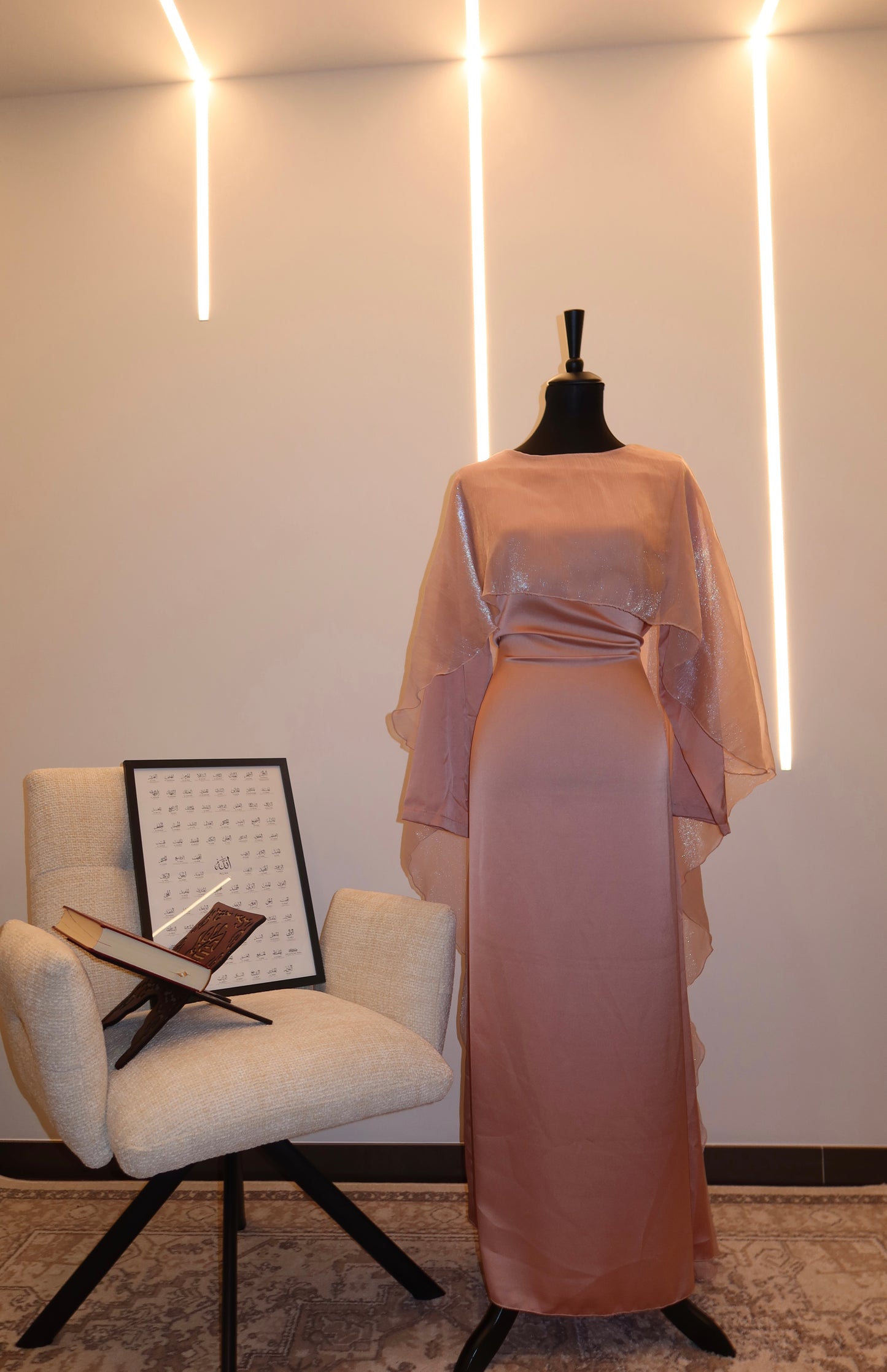 Abaya mit glänzendem Cape