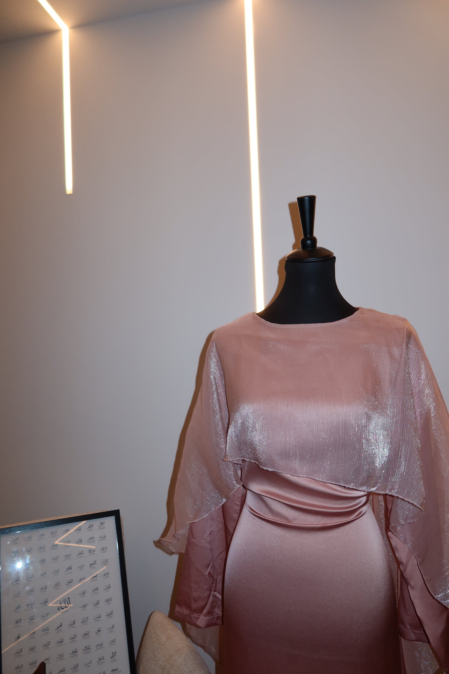 Abaya mit glänzendem Cape