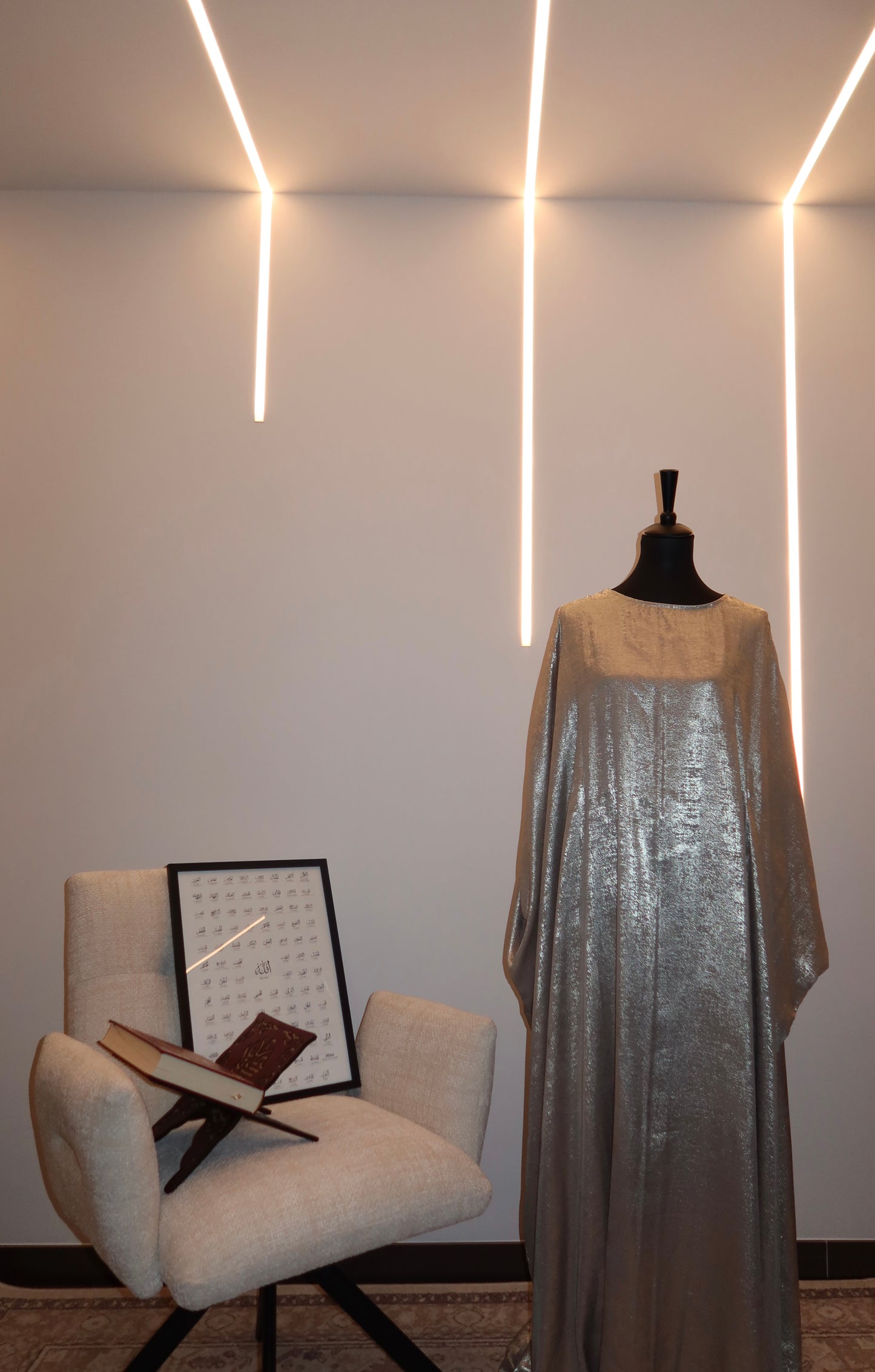 Glänzende Abaya mit Schmetterlingsärmeln