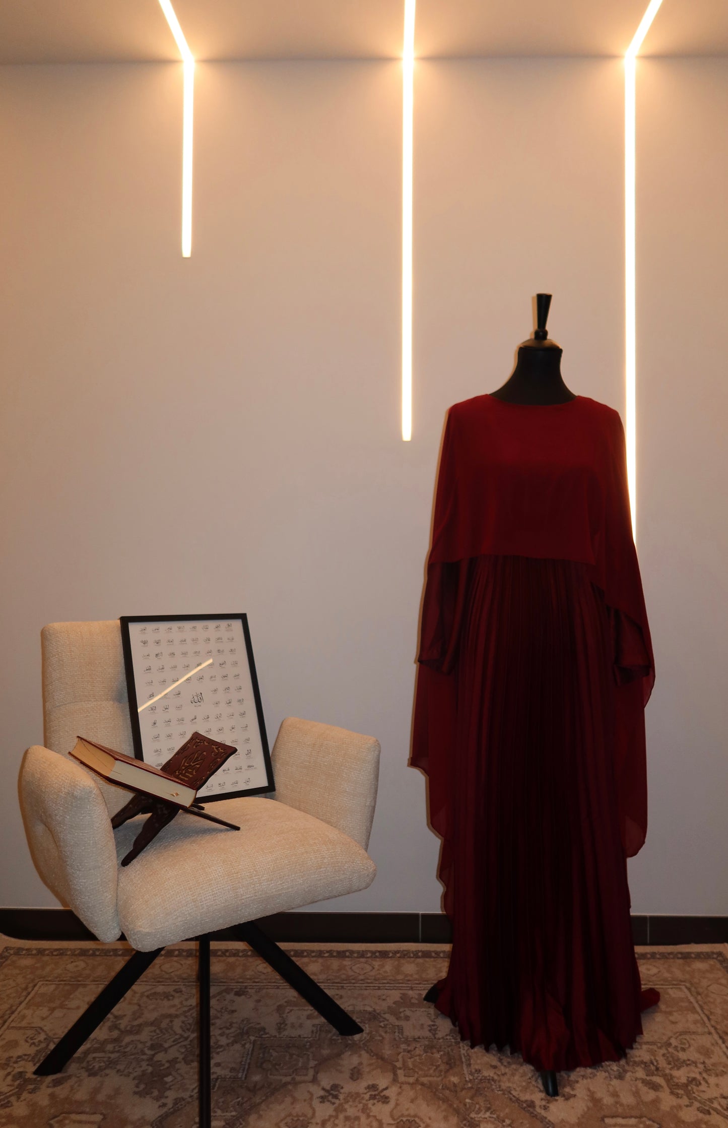 Plissiertes Kleid mit Cape