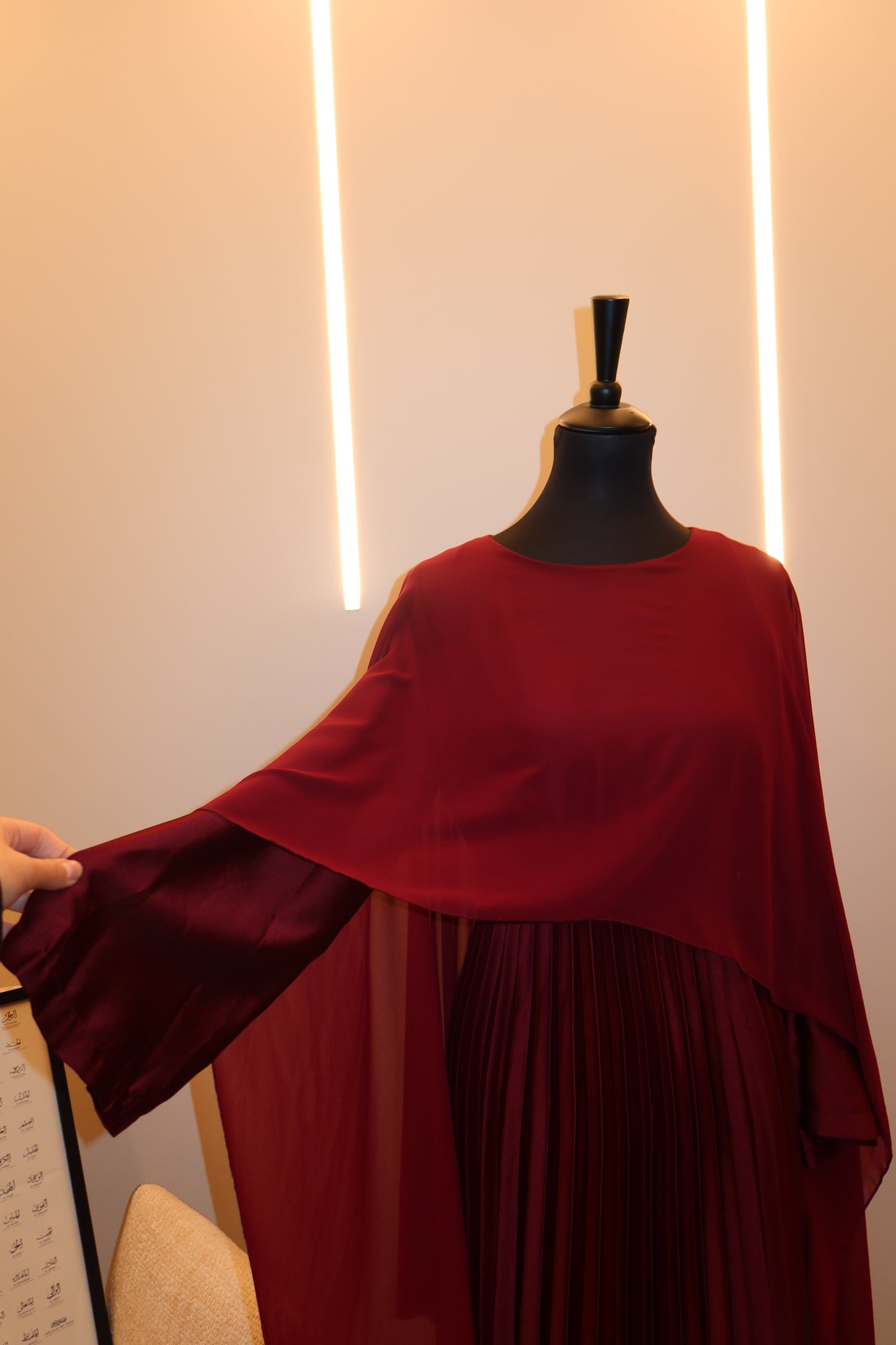 Plissiertes Kleid mit Cape