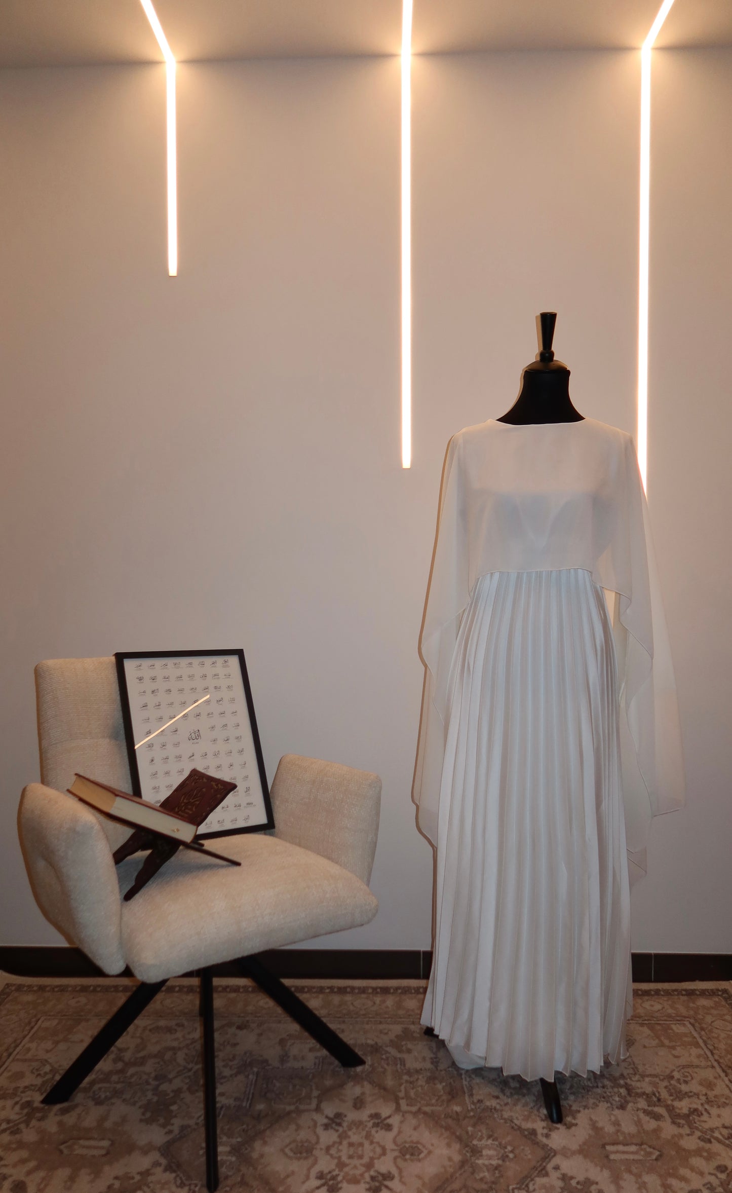 Plissiertes Kleid mit Cape