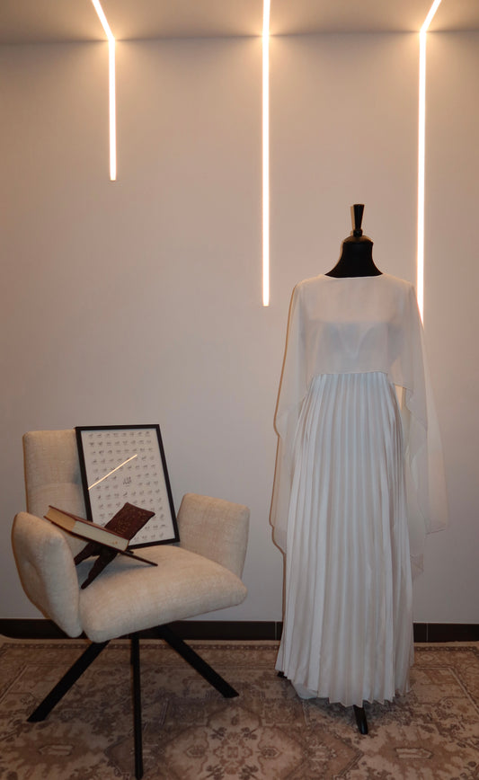 Plissiertes Kleid mit Cape