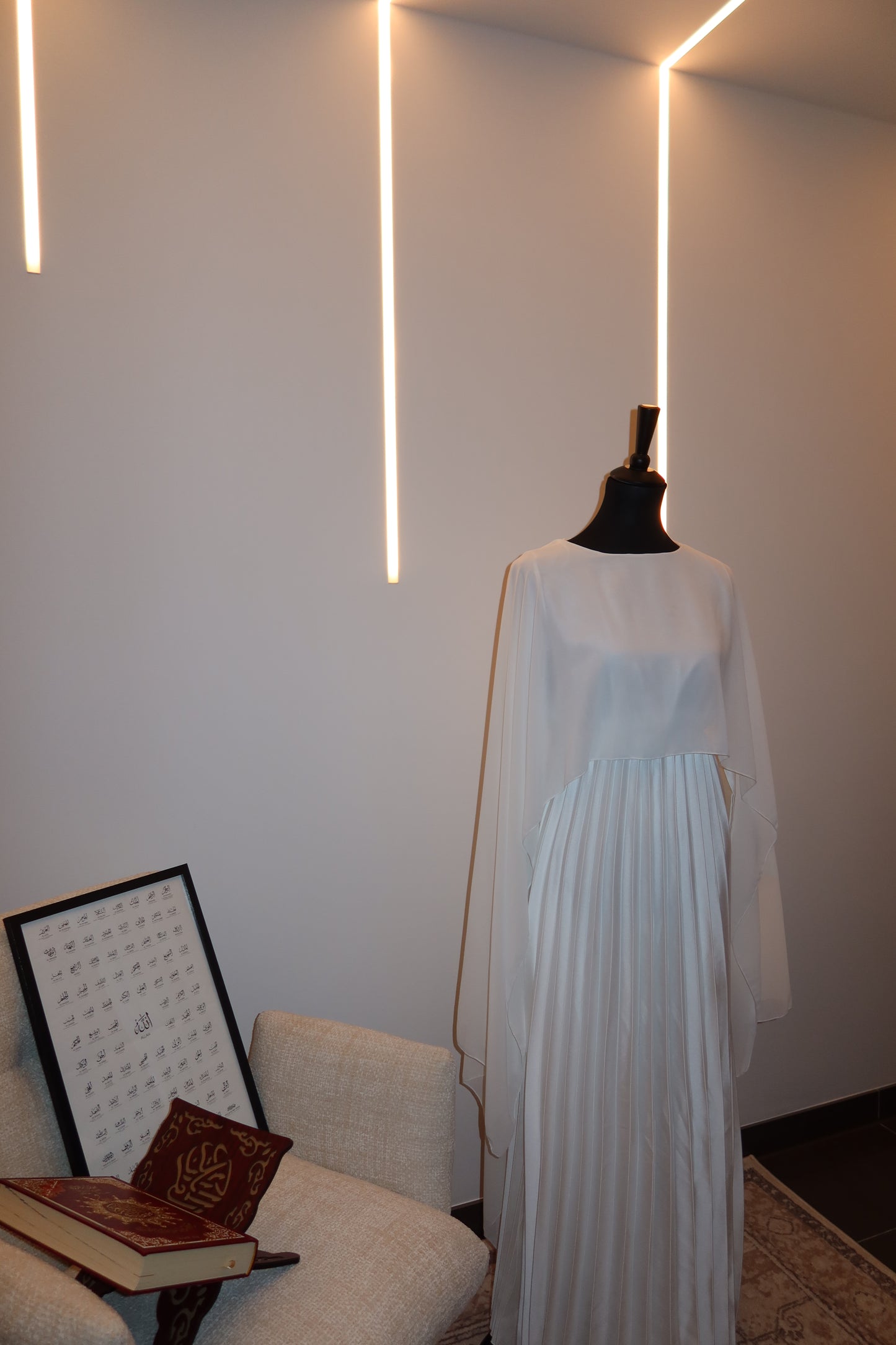 Plissiertes Kleid mit Cape