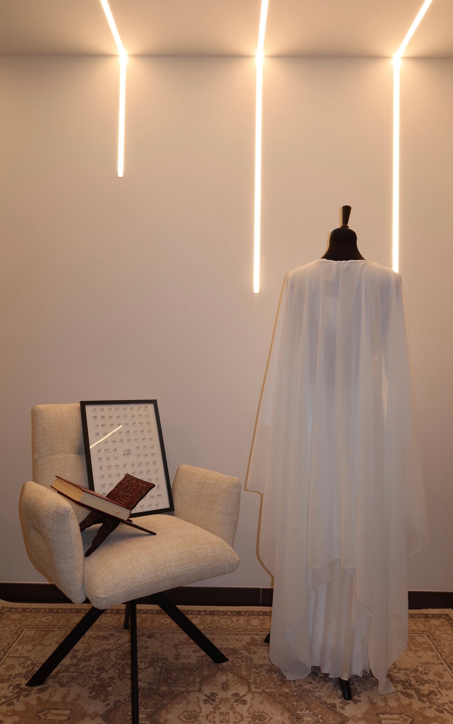 Plissiertes Kleid mit Cape