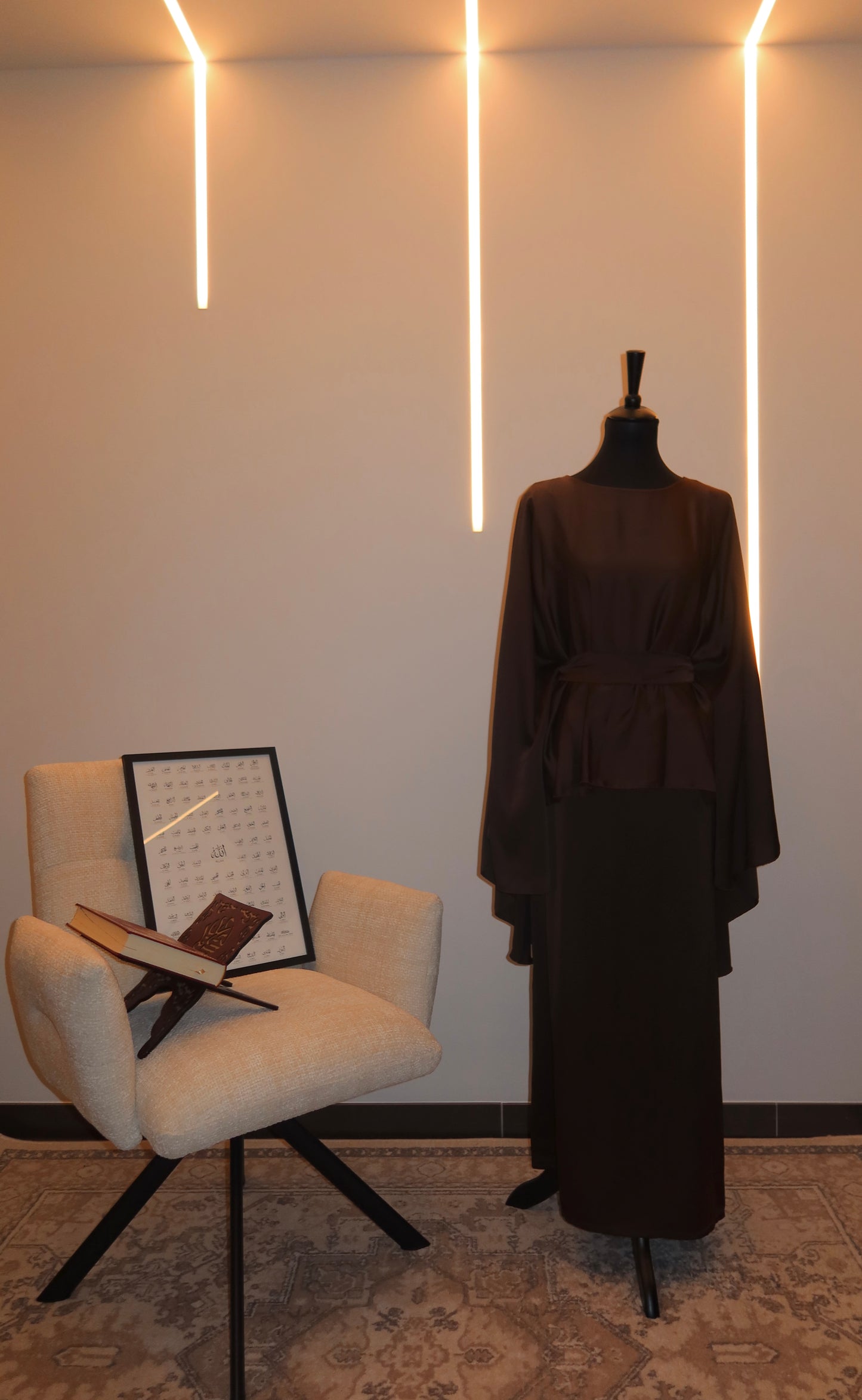 Satinkleid mit Gürtel