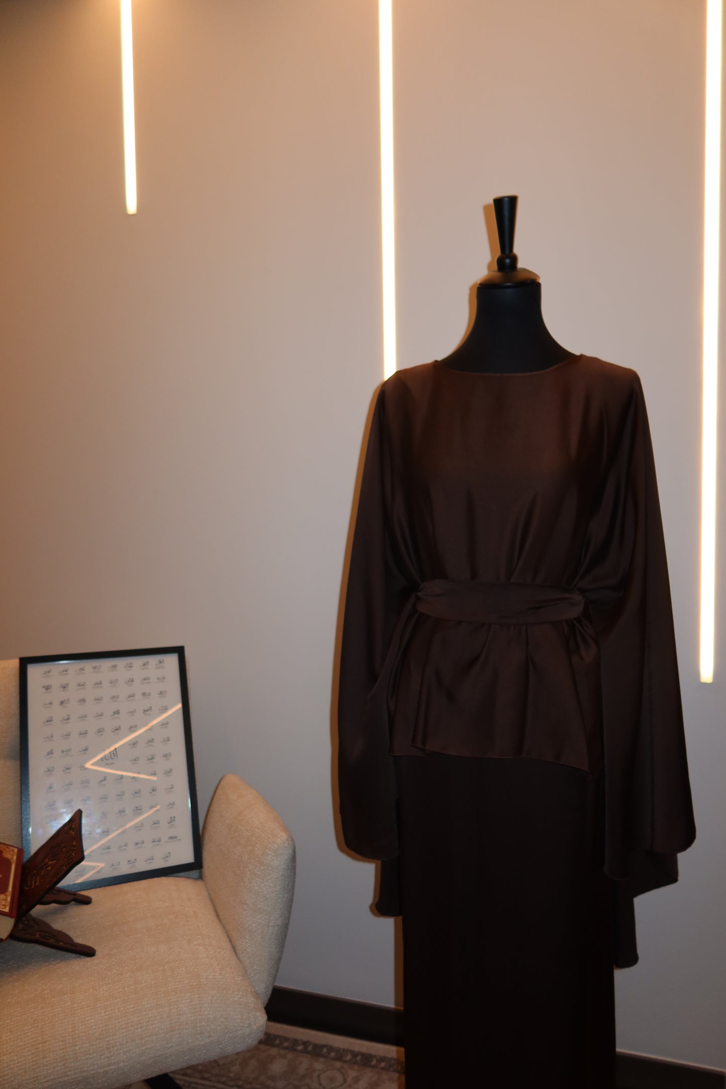 Satinkleid mit Gürtel