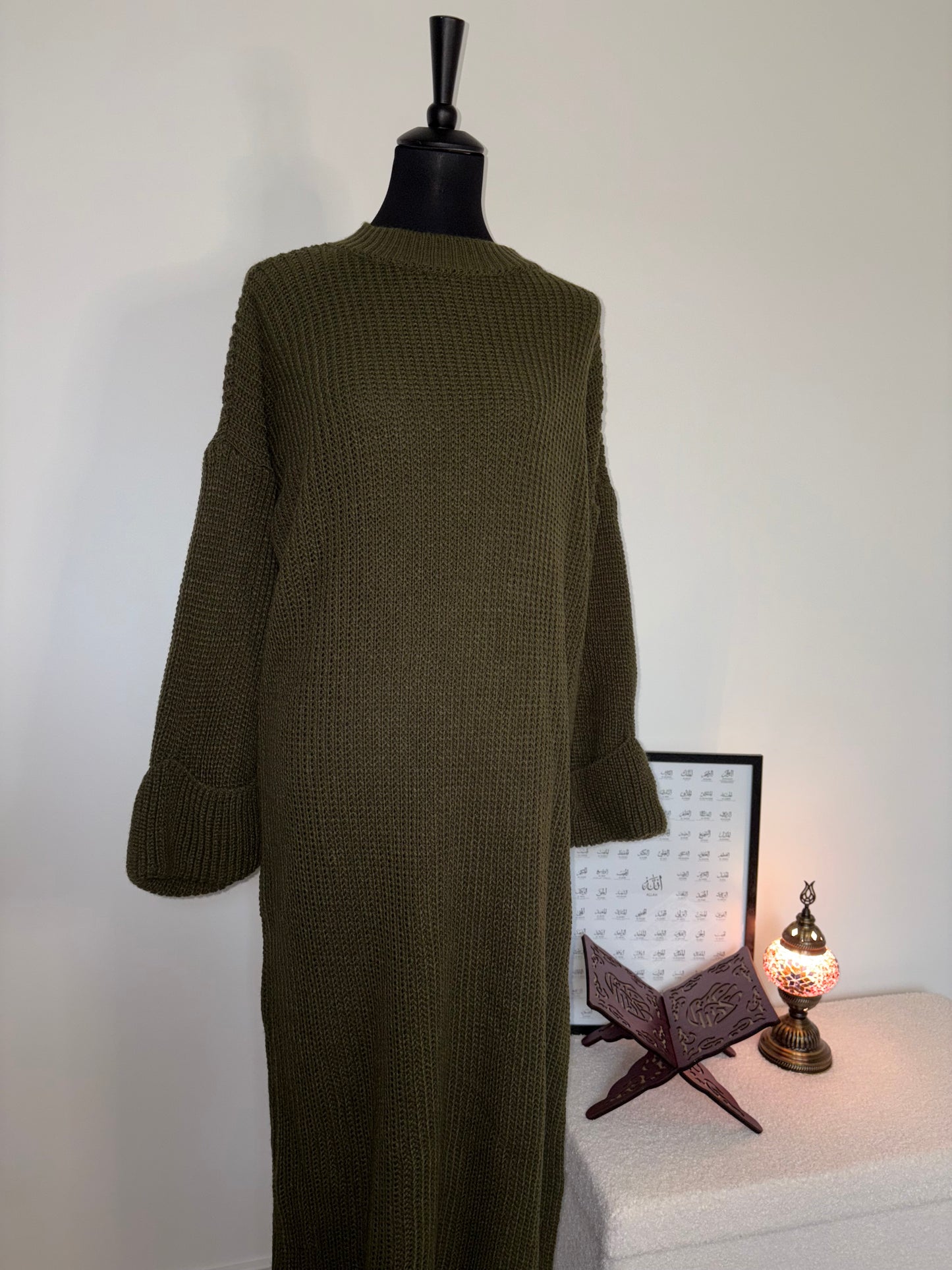 Dickes Maxikleid mit überlappten Ärmeln