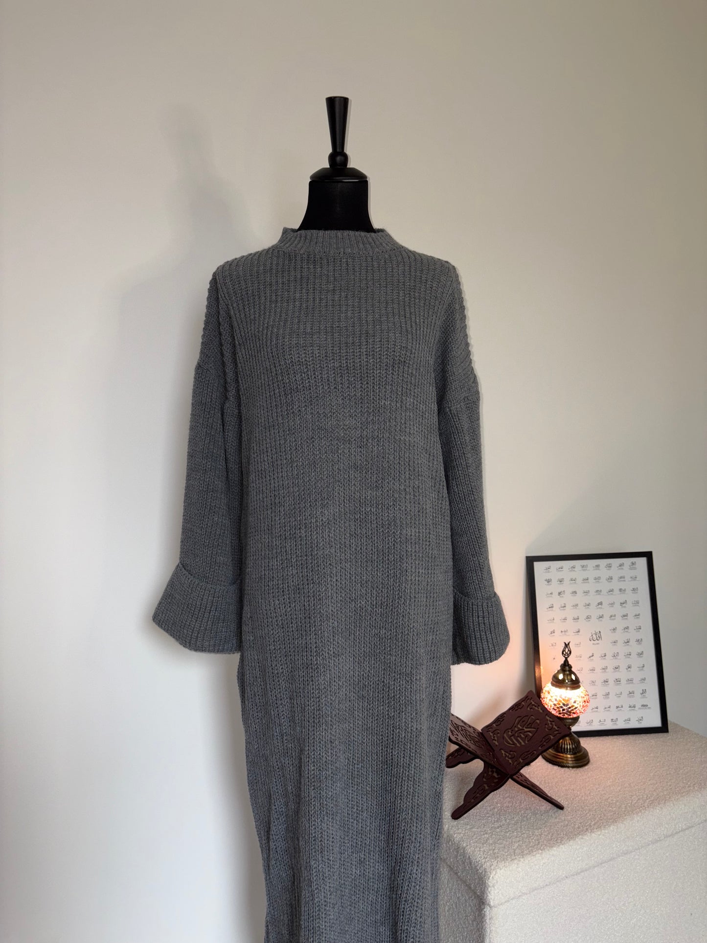 Dickes Maxikleid mit überlappten Ärmeln