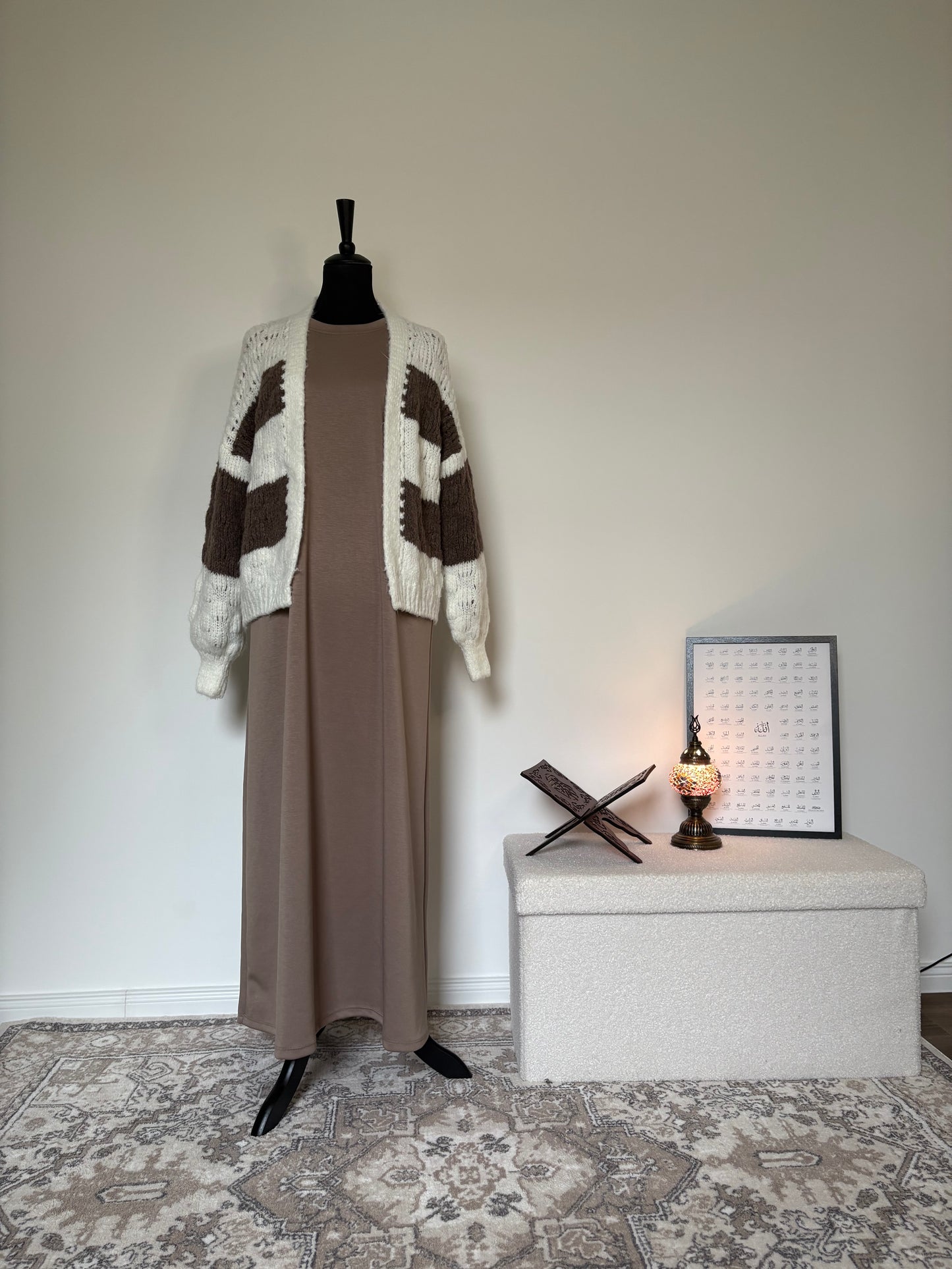 Kurze, gestreifte Strickjacke