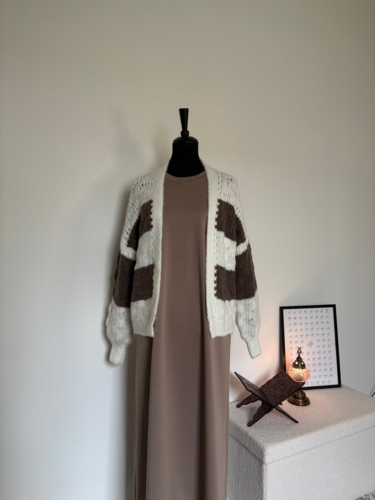 Kurze, gestreifte Strickjacke