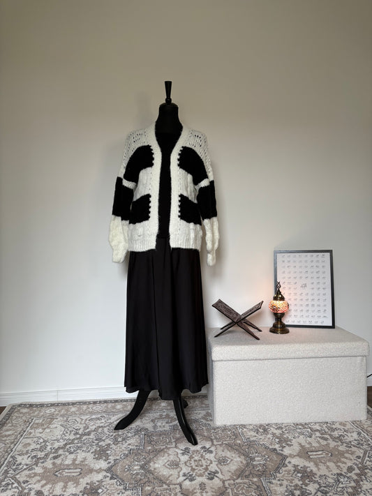 Kurze, gestreifte Strickjacke